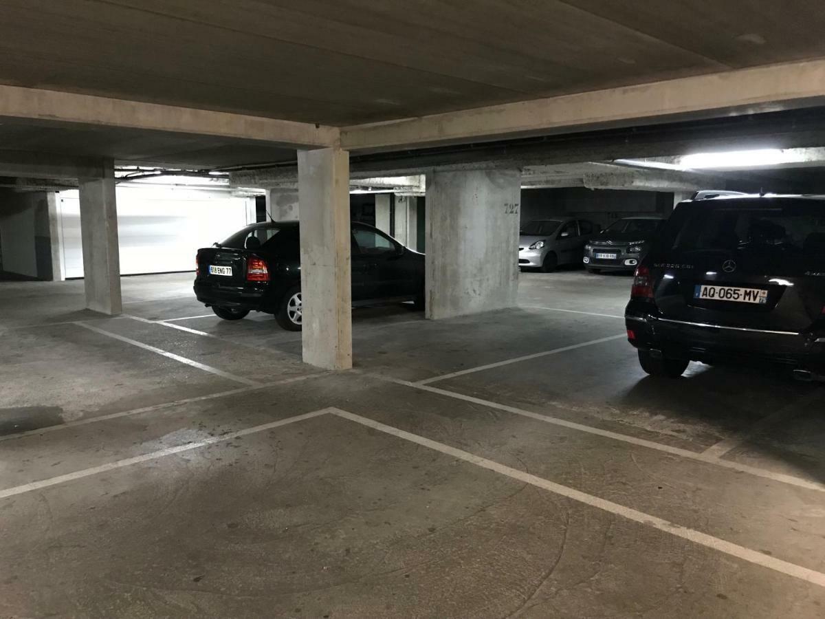 F2 Paris 10Eme Gare Du Nord - Stade De France - Parking Сен Дени Екстериор снимка