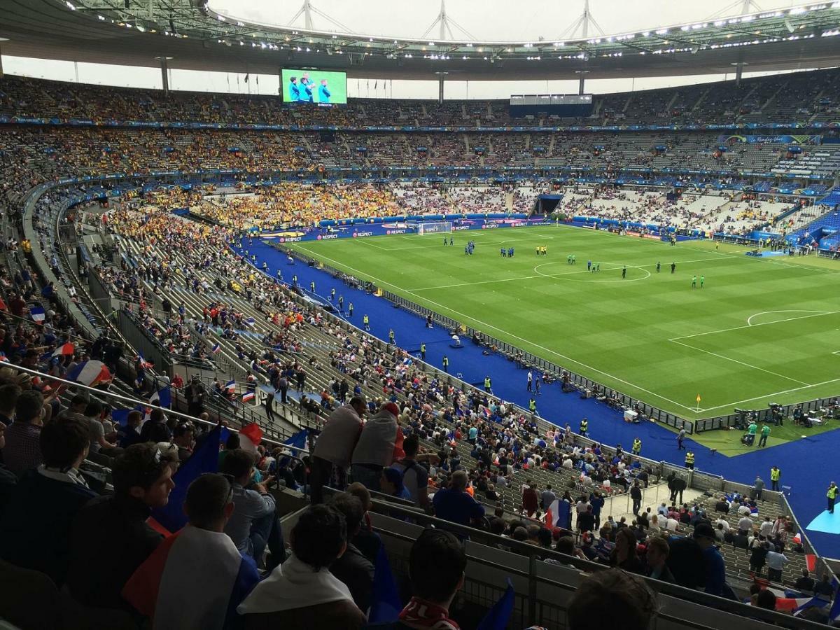 F2 Paris 10Eme Gare Du Nord - Stade De France - Parking Сен Дени Екстериор снимка